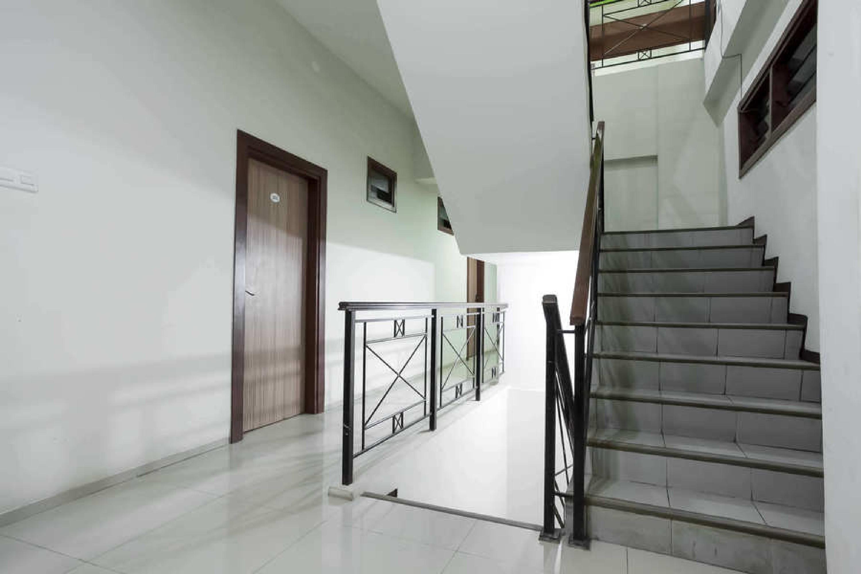 Готель Reddoorz @ Panglima Sudirman Сурабая Екстер'єр фото