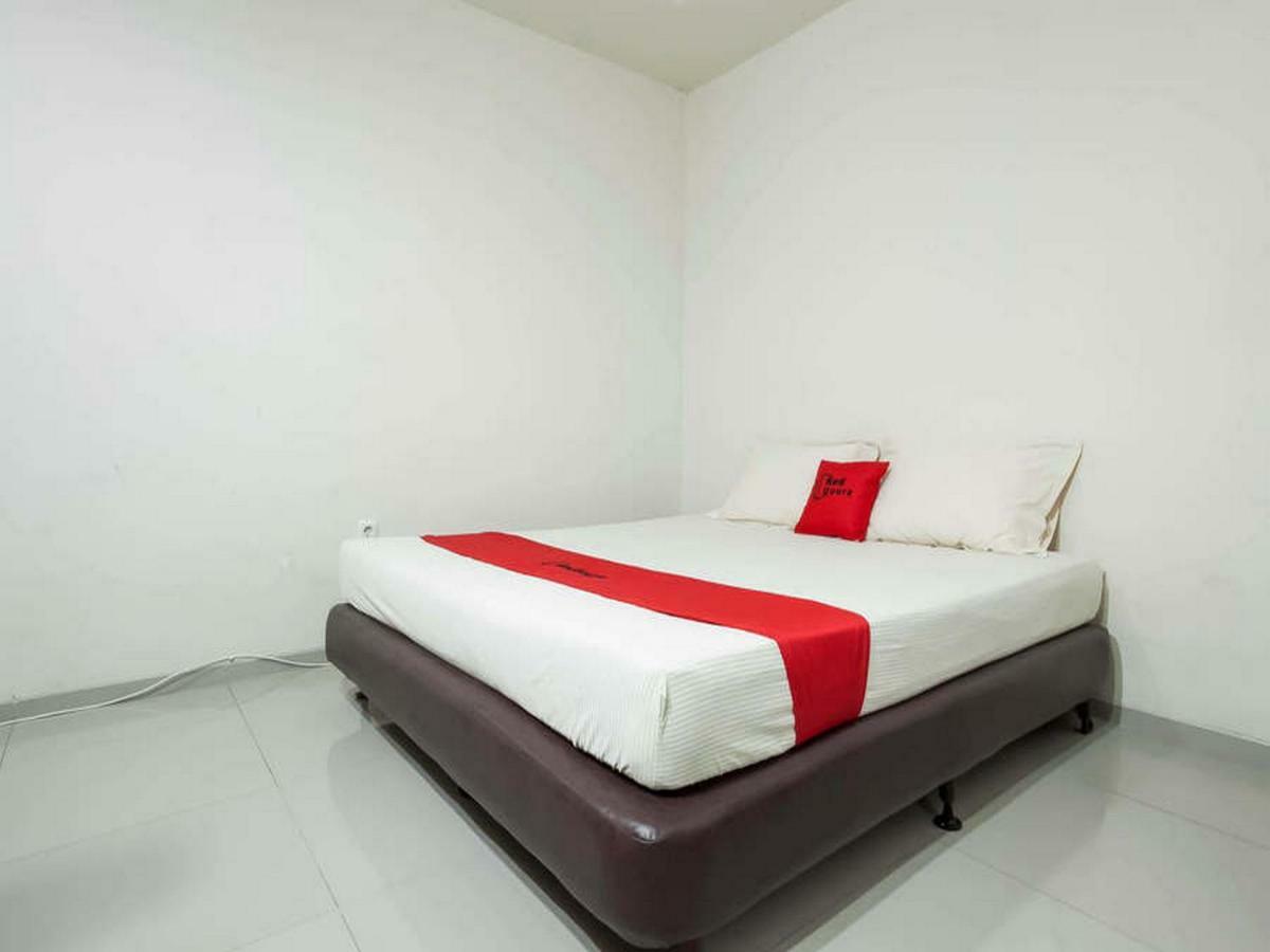 Готель Reddoorz @ Panglima Sudirman Сурабая Екстер'єр фото