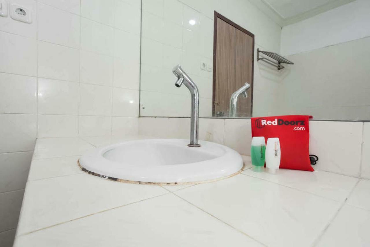 Готель Reddoorz @ Panglima Sudirman Сурабая Екстер'єр фото
